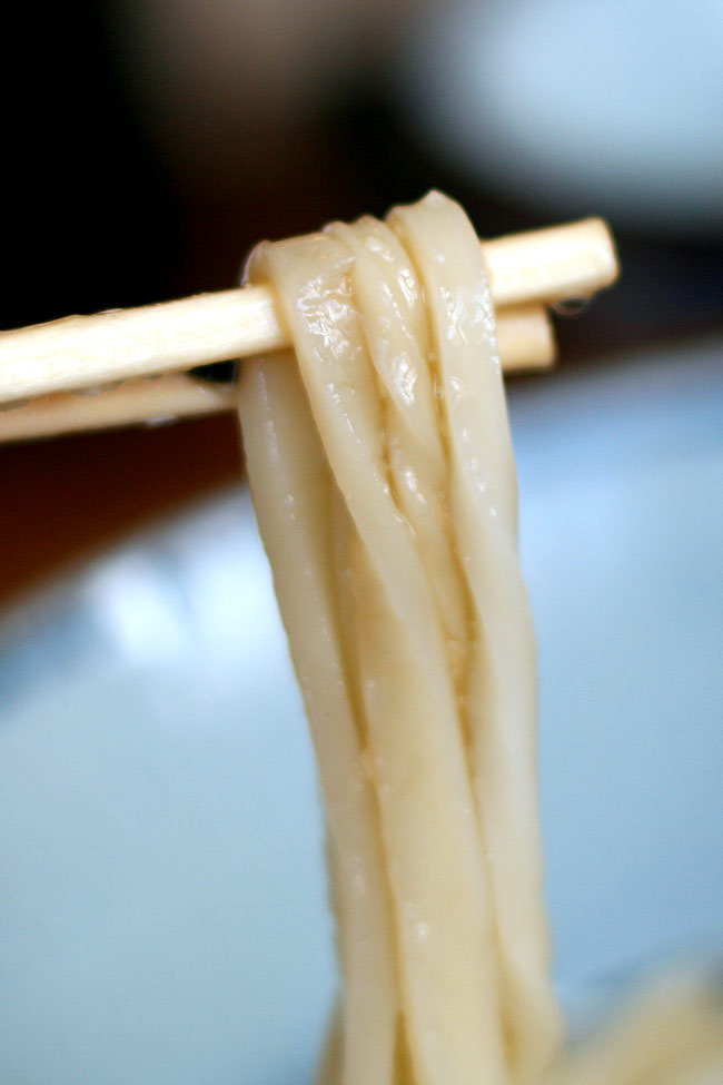 上田うどんの麺は細麺でコシもしっかり!