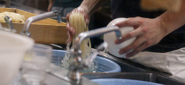 「こだわり麺や 宇多津店」の麺を洗っているところ