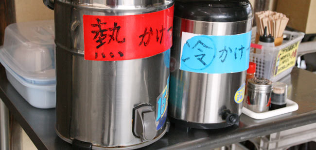 出汁を自分で入れるセルフの店