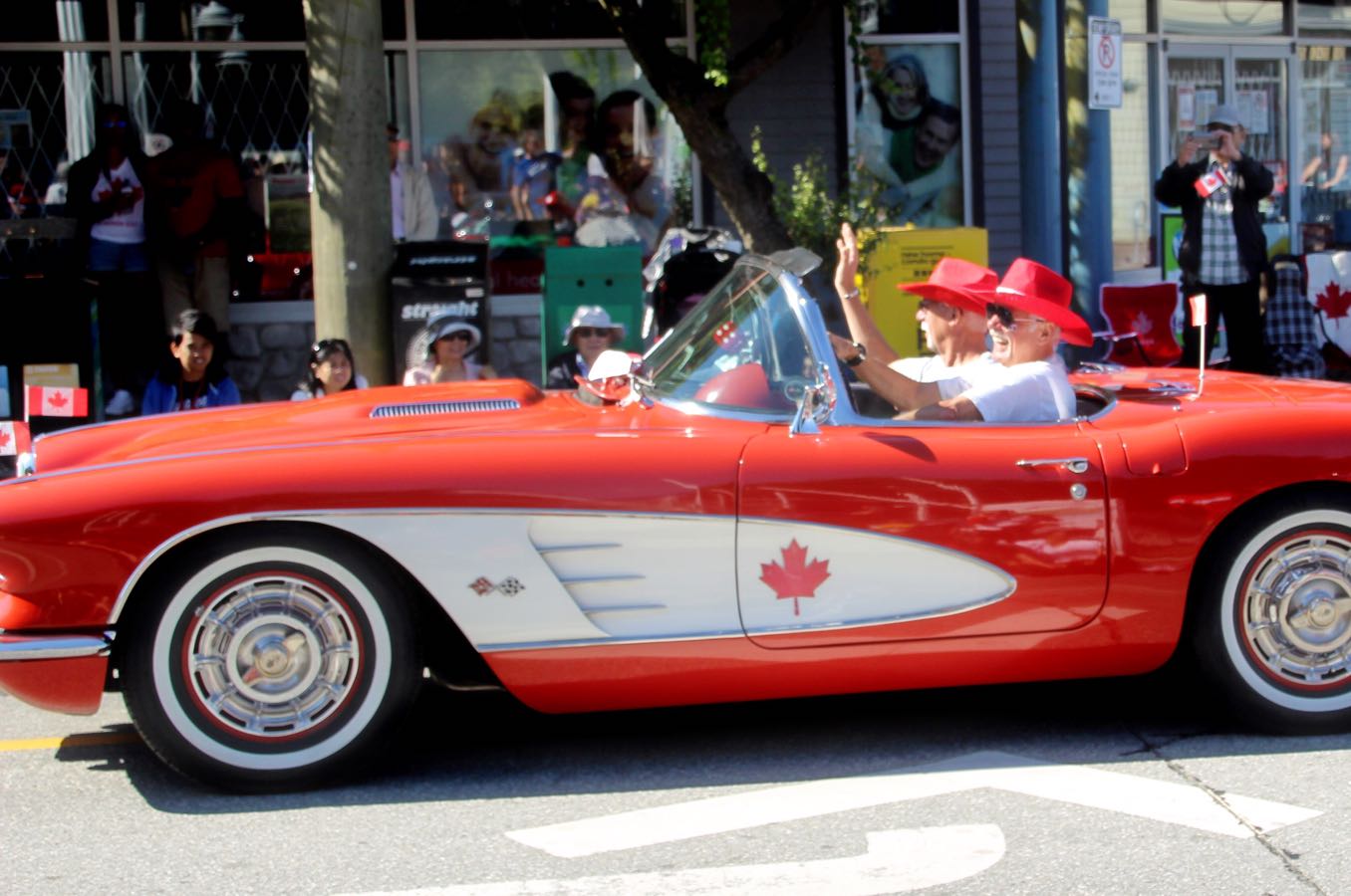 カナダ国旗の車