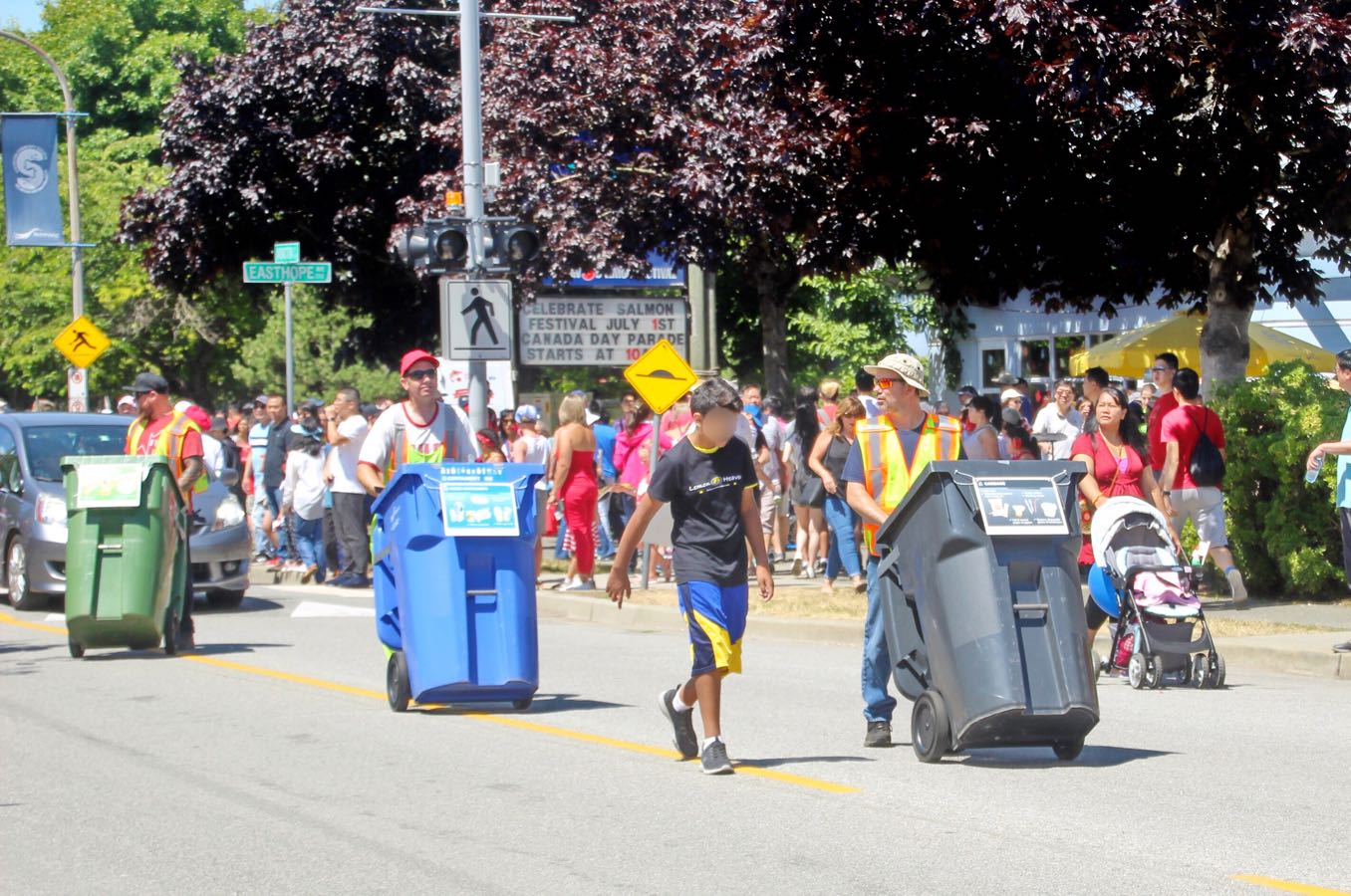 パレードの最後にはゴミ箱のパレード？