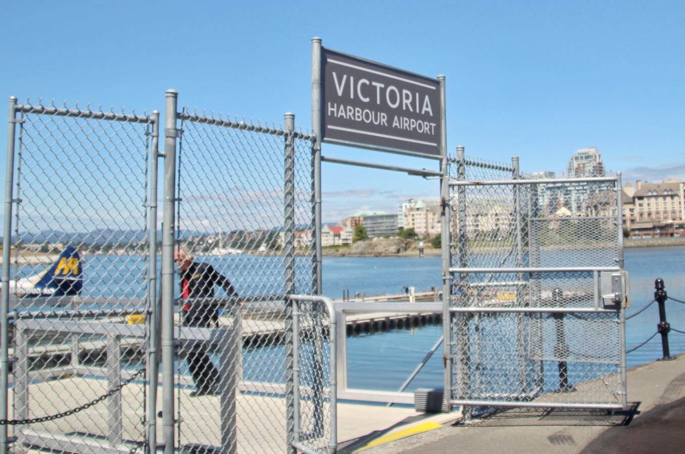 「Victoria Harbour Airport」への階段の入り口
