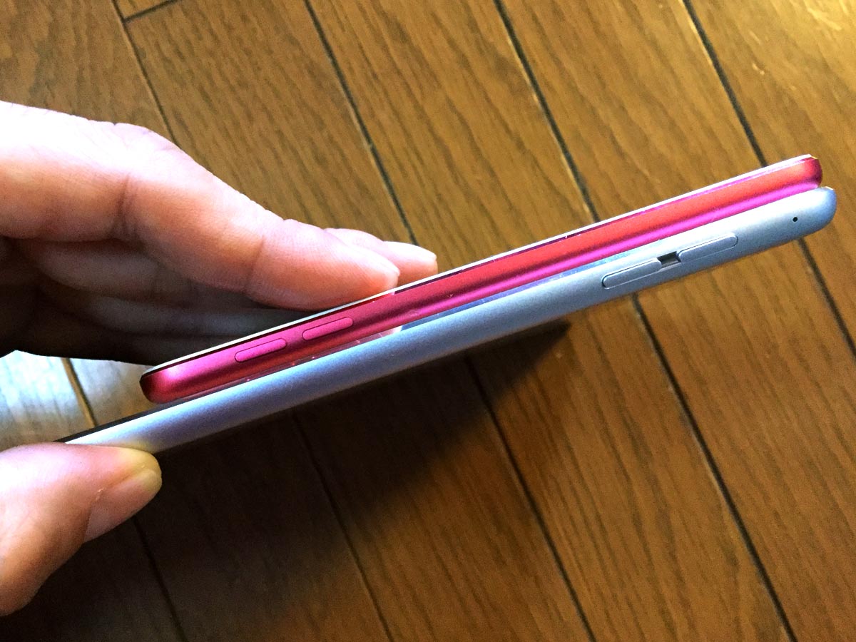 薄さの比較（赤: iPod touch・シルバー: iPad Pro）