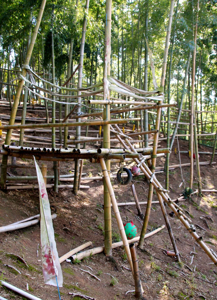 「かぐや姫プレイパーク」にあるたくさんの竹でできた「秘密基地」