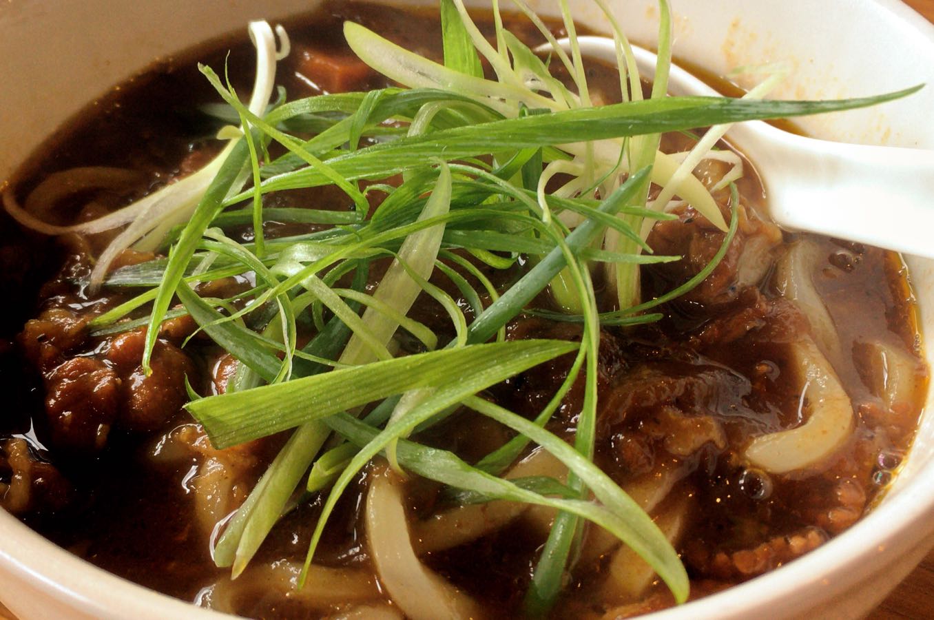 「あかみち」の黒いカレーうどん