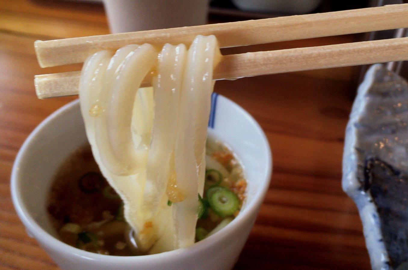 利き出汁うどんを食べる