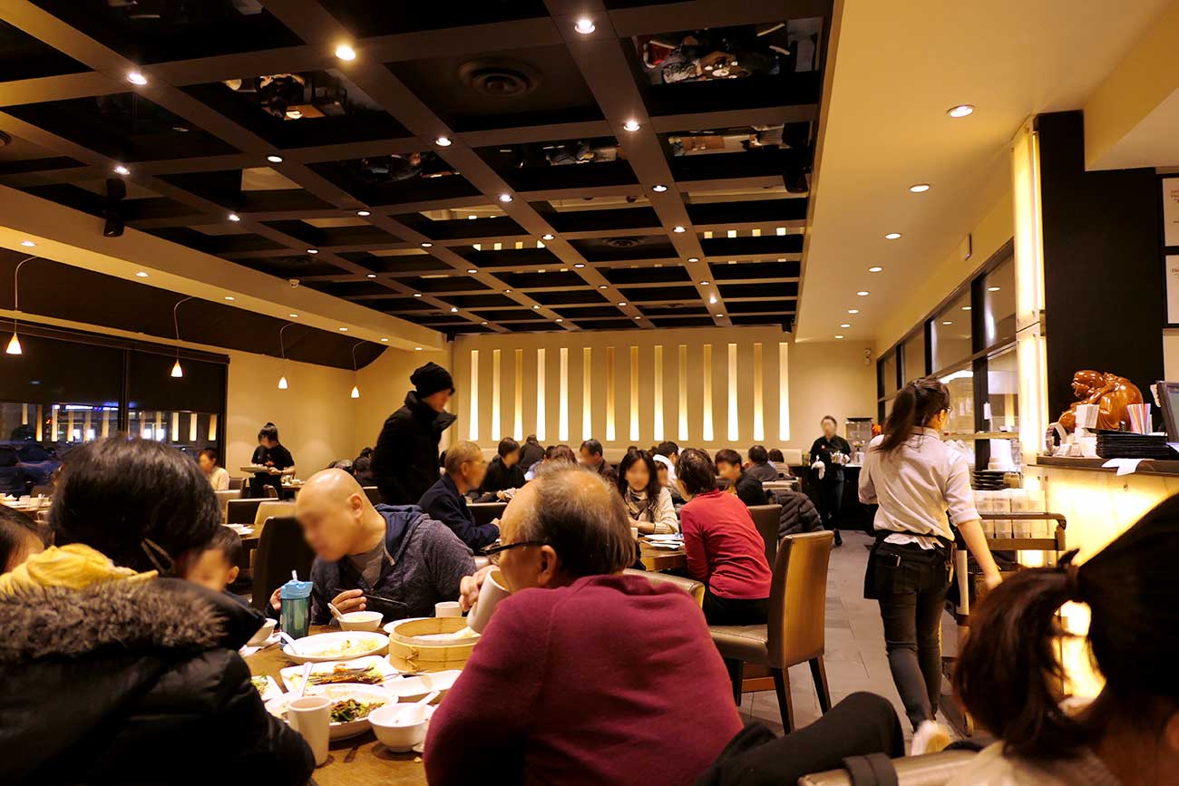 夜は混んでいる人気のお店です