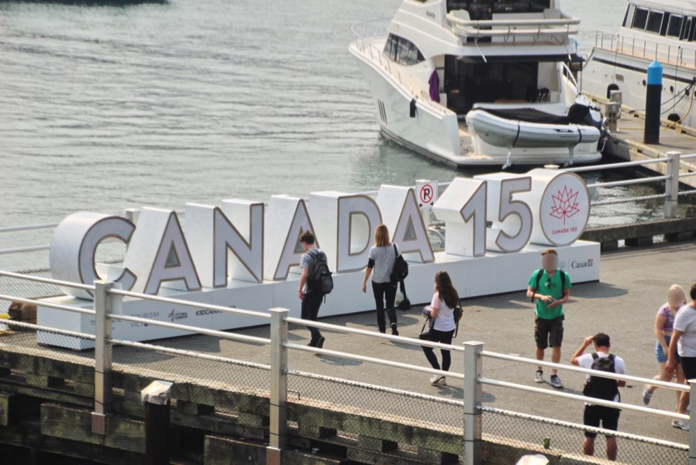 カナダ建国150年の記念の文字が見えます。