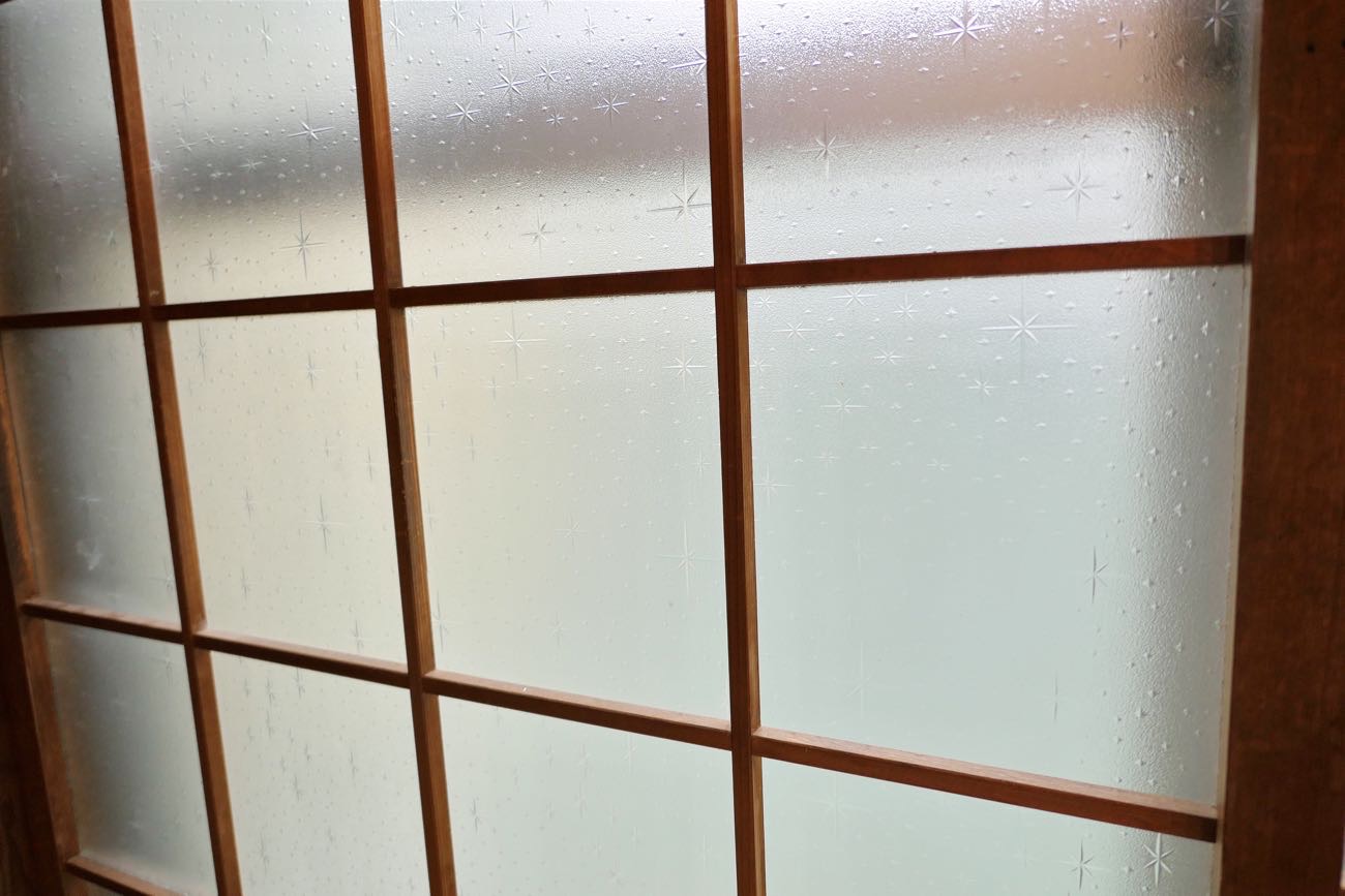すりガラスが懐かしい昭和風