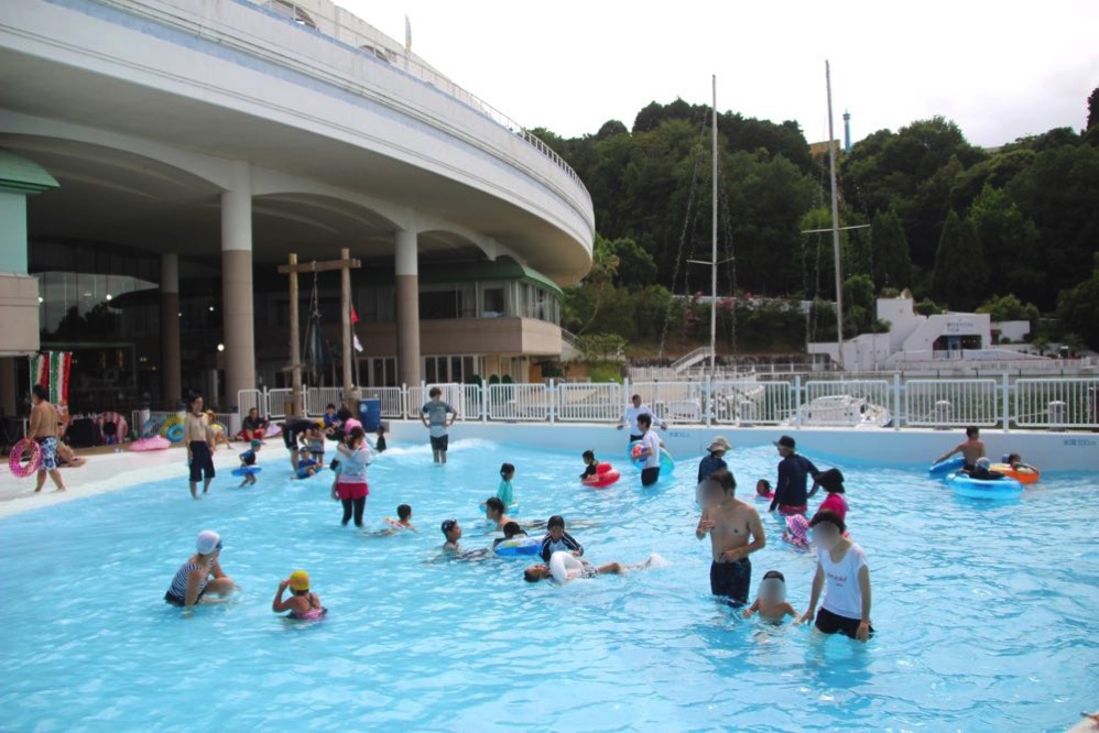 レオマワールドのプールは入園料は高いが子どもは大満足の内容   丸亀