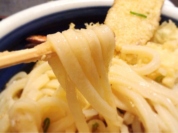 おか泉の麺をもっと持ち上げる