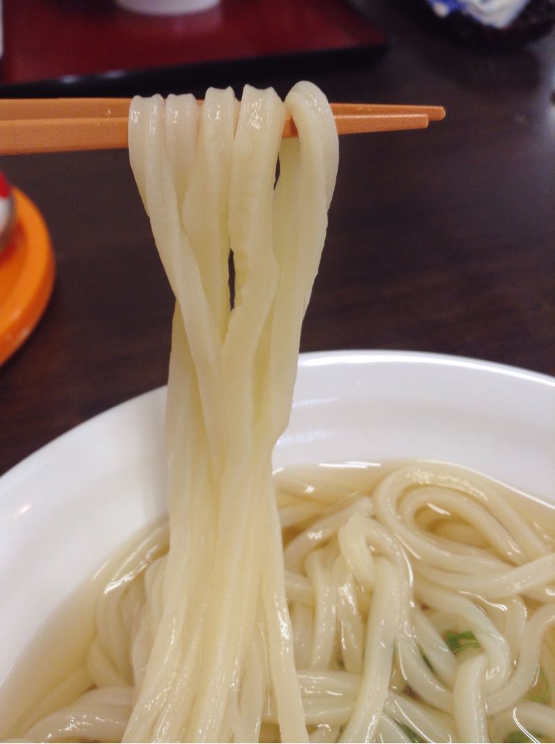 山ともの麺持ち上げ