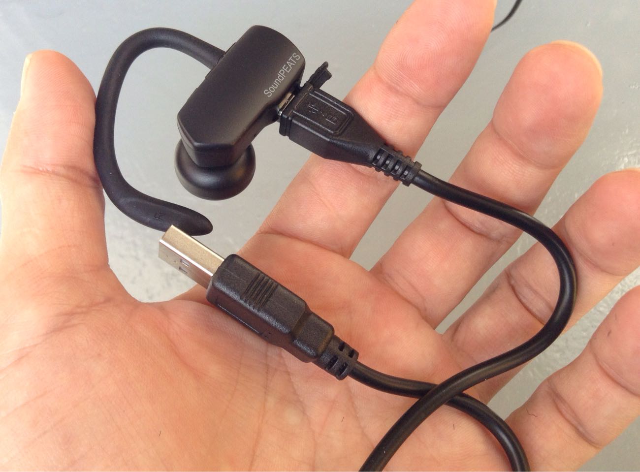 Micro USBで接続して充電