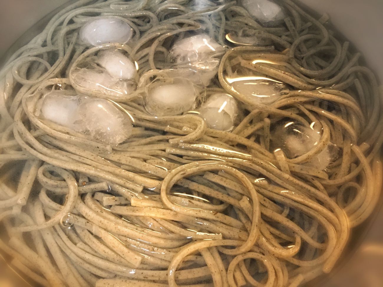 「越後サラダうどん」を冷水で冷やす
