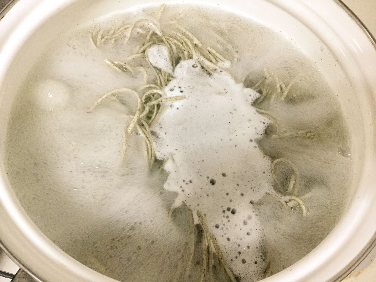 「越後サラダうどん」は5分ぐらい茹でるよー!