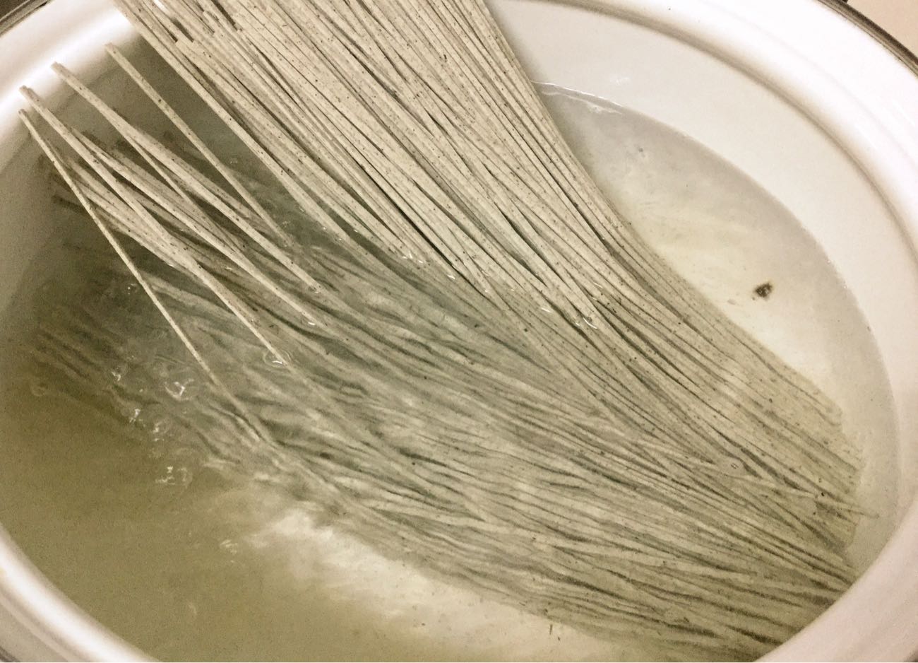 「越後サラダうどん」を茹でます