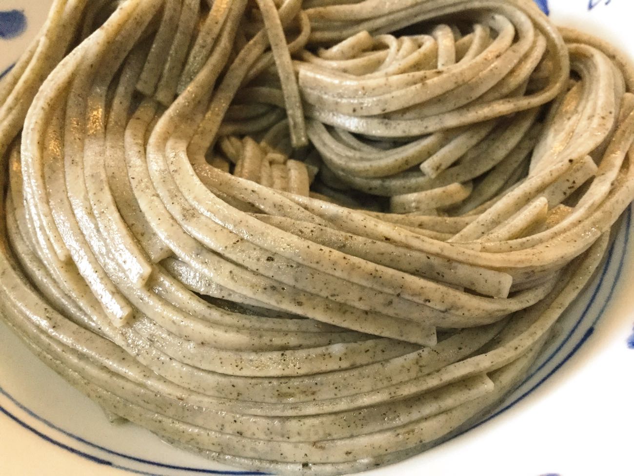 麺はソバっぽいですね