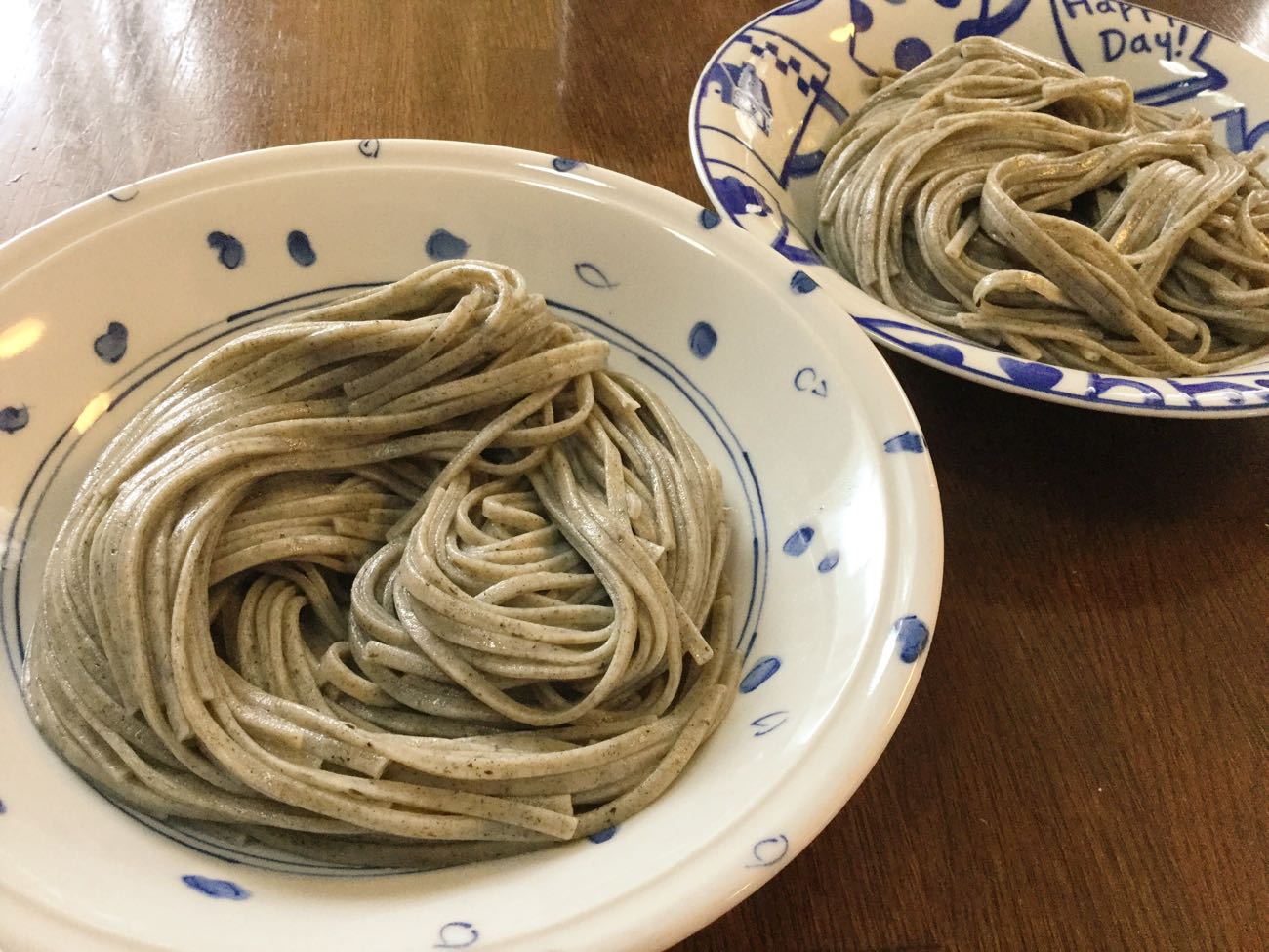 「越後サラダうどん」を盛り付ける