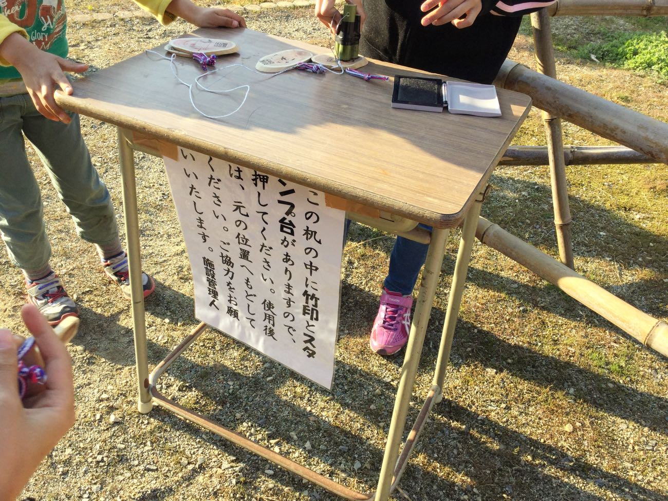 学校の教室机がスタンプ台です