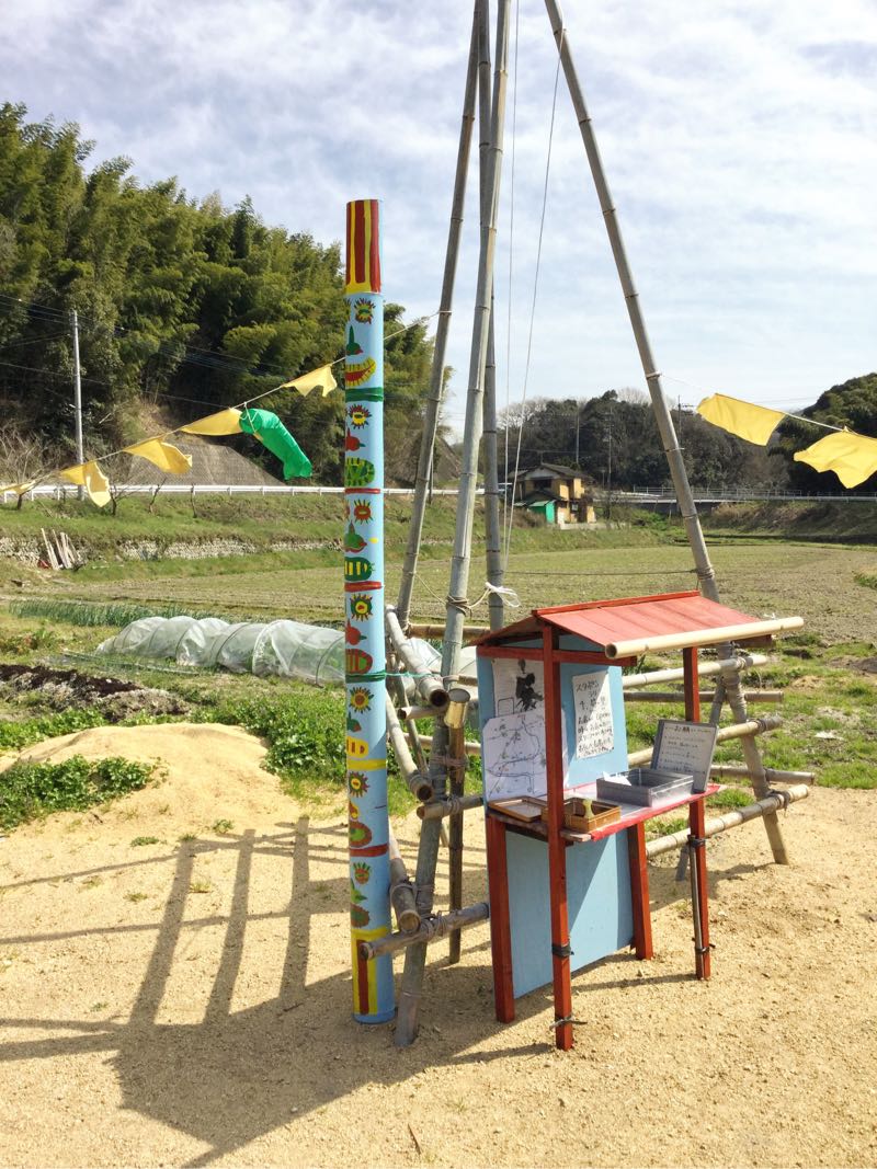 竹アートの横には手作りのトーテムポールも!