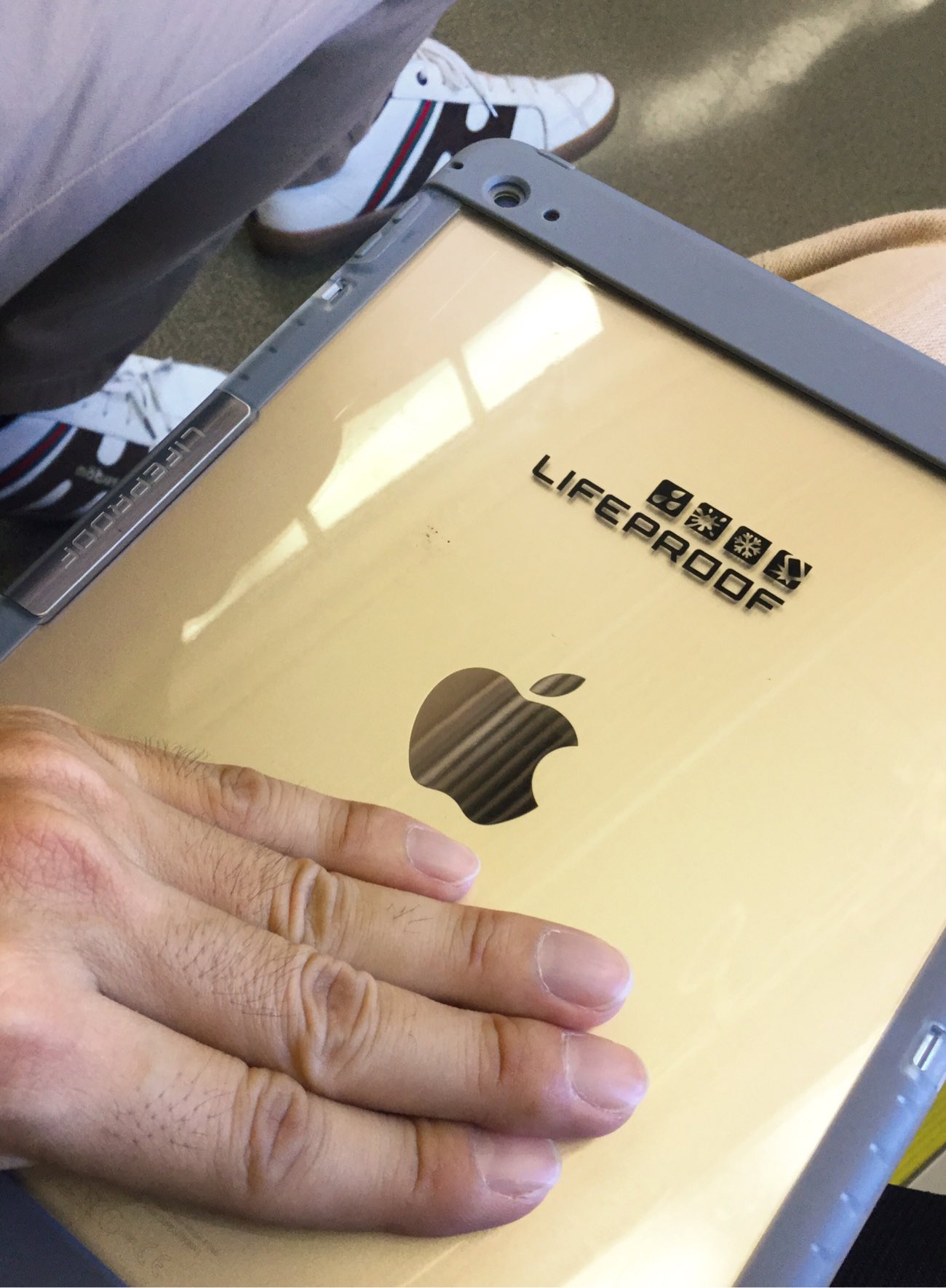 Lifeproofの完全防水のiPadケース