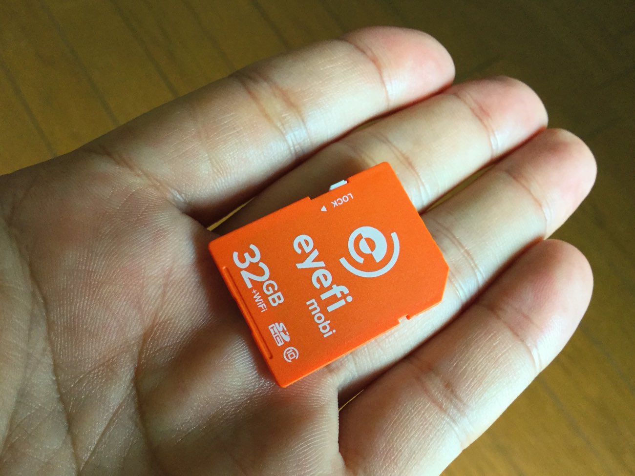 EyefiはオレンジのSDカード