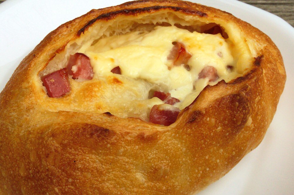 チーズとベーコンの入ったフランスパン。