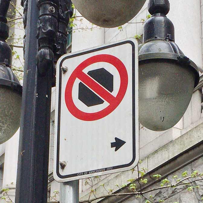 カナダにある道路標識「八角形禁止」の意味は何? → 停車禁止でした