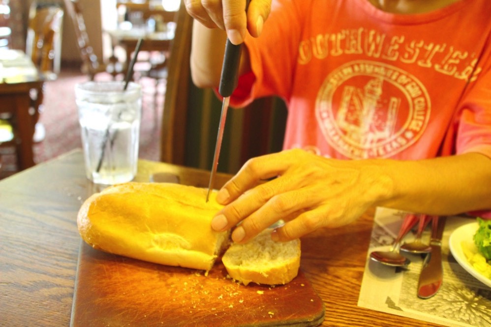 パンは自分で切って食べます